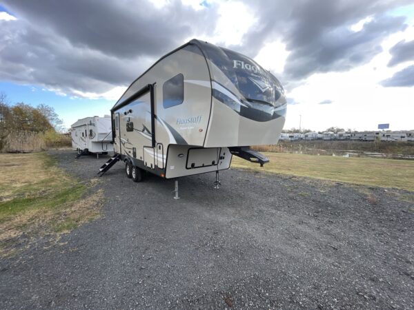 2020 FOREST RIVER FLAGSTAFF SUPER LITE 524LWS,