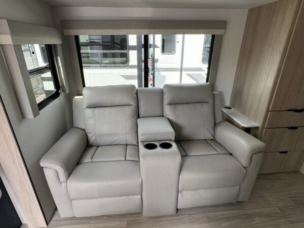 img_1676 2024 Winnebago Minnie 2529RG,