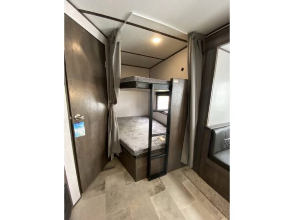 2020 Coleman LANTERN 263 BH